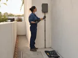 Escena de servicio de monitoreo junto a una cisterna residencial cerrada